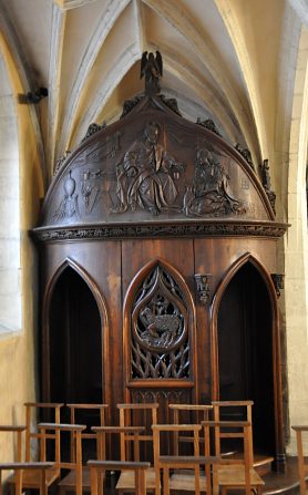 Confessionnal avec un beau fronton sculpté, XIXe siècle Confessionnal avec un beau fronton sculpté, XIXe siècle