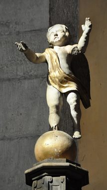 L'ange au-dessus de l'abat-son de la chaire L'ange au-dessus de l'abat-son de la chaire
