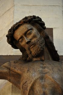 Le visage du Christ en croix