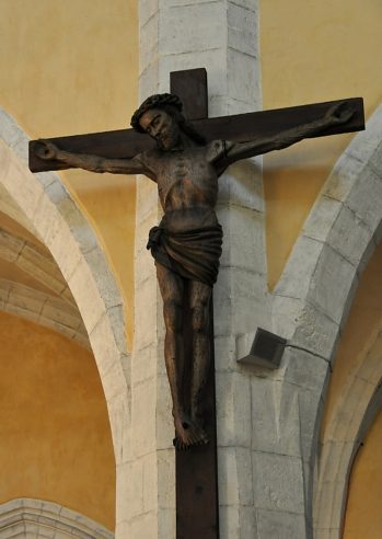 Le Christ en croix de la nef est daté du XVe siècle