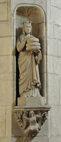 Sculpture d'une sainte ou d'une reine avec trois pains dans un pilier nord de la nef