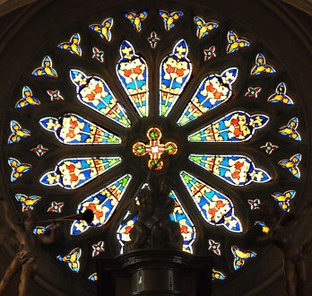 Le rose au-dessus de l'orgue de tribune Le rose au-dessus de l'orgue de tribune