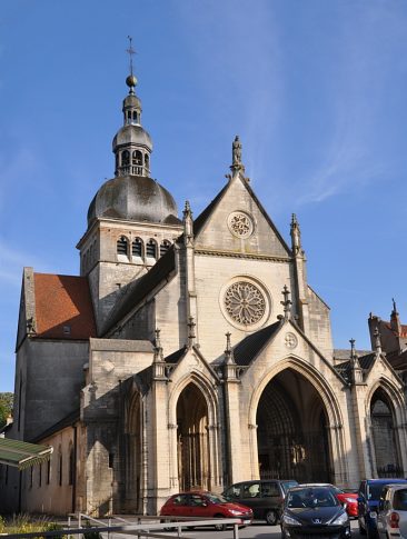 La façade et le clocher de la basilique La façade et le clocher de la basilique