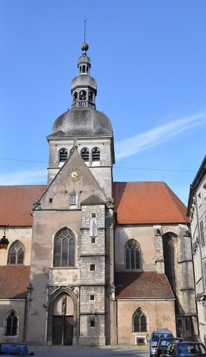 Le transept sud et sa tour d'escalier achevée en 1571. Le transept sud et sa tour d'escalier achevée en 1571.
