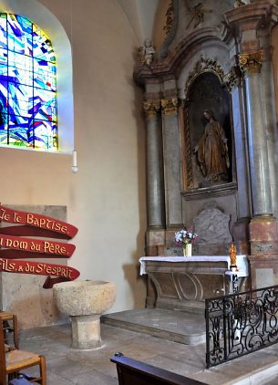 Le transept nord avec l'autel de la Vierge et les font baptismaux