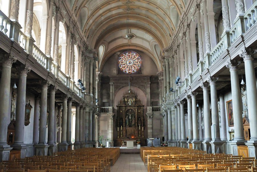 Vue d'ensemble de la nef et du chœur de l'église Saint-Maimbœuf