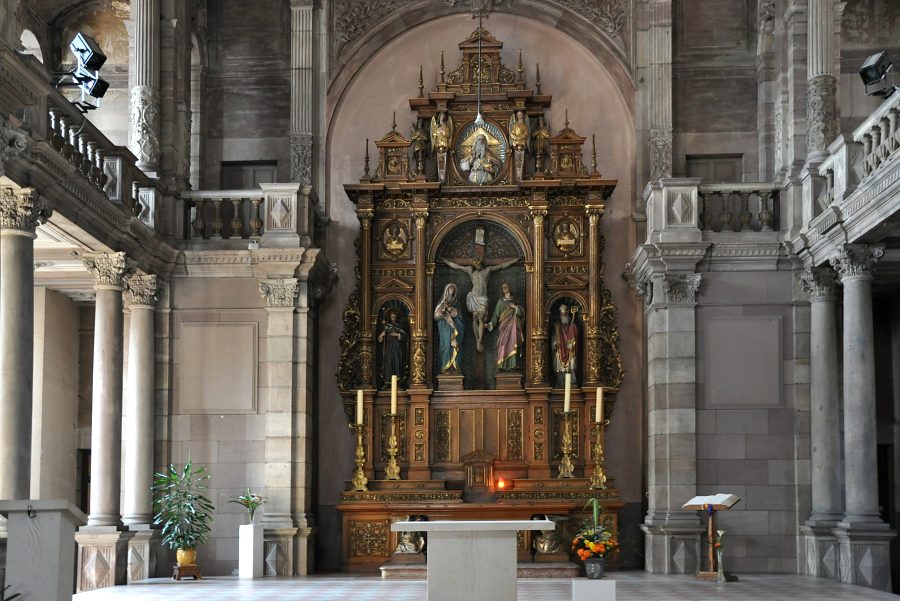 Le chœur de l'église Saint–Maimbœuf avec le retable de Théophile Klem