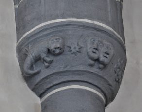 Sculpture avec animal et têtes de personnages