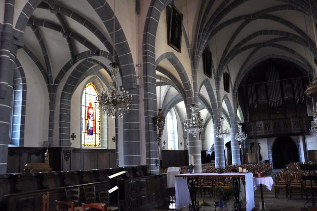 Vue d'ensemble de la nef depuis le chœur avec le bas-côté  sud