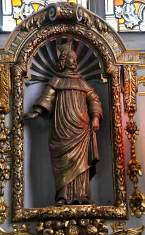 Statue de saint Vernier dans sa niche