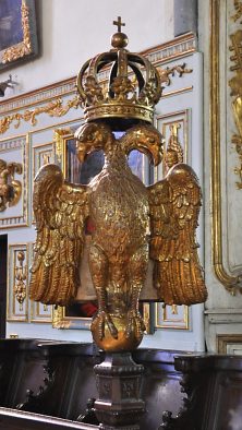 Le lutrin en bois doré rappelle l'aigle bicéphale