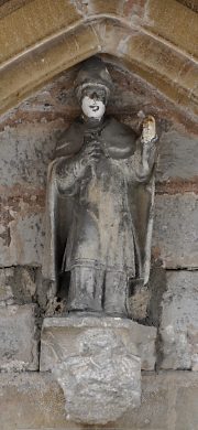 Statue d'un évêque sur le portail sud