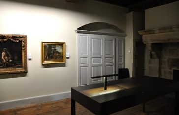 Une des rares salles avec un mobilier digne d'être noté : une cheminée en pierre
