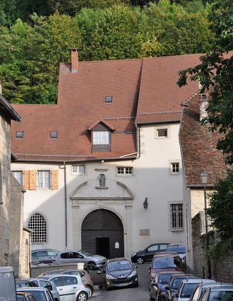 L'entrée du monastère se trouve rue Sainte-Colette à  Poligny.