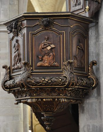 La cuve de la chaire à prêcher et ses panneaux sculptés en bois polychrome