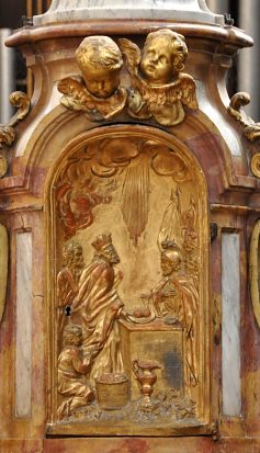 Le tabernacle est orné d'un beau bas-relief