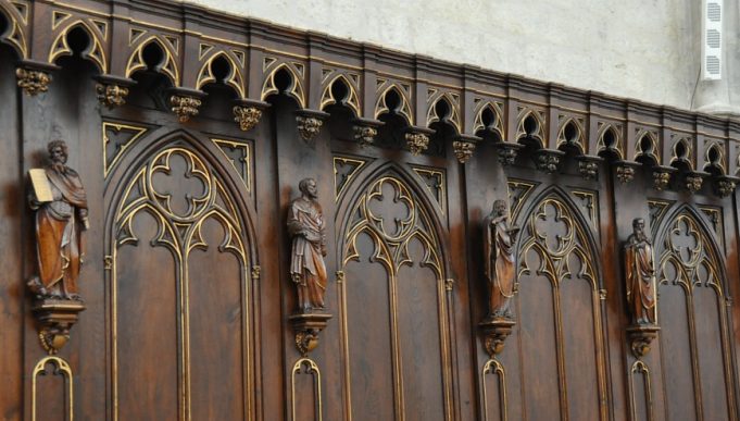 Les boiseries du chœur (XIXe siècle) et leurs statues