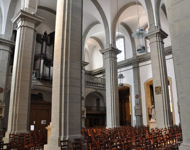 La nef et l'entrée de l'église 