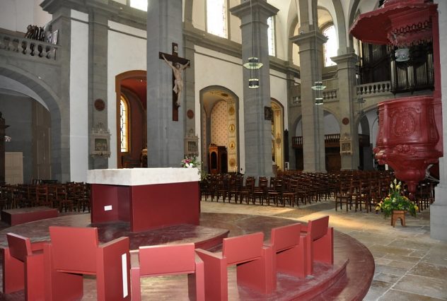 L'espace liturgique, au premier plan, a été conçu par Richard Duplat