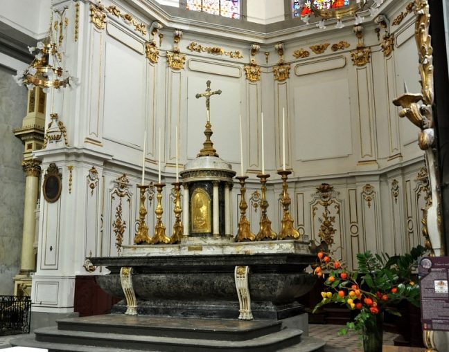 Le maître–autel en marbre et sa garniture datent de la fin du XVIIIe siècle