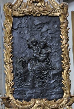 Bas-relief en bois noirci près du chœur