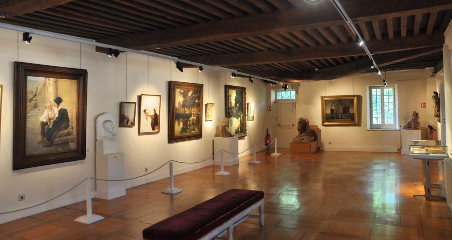 Salle du premier étage avec tableaux et sculptures