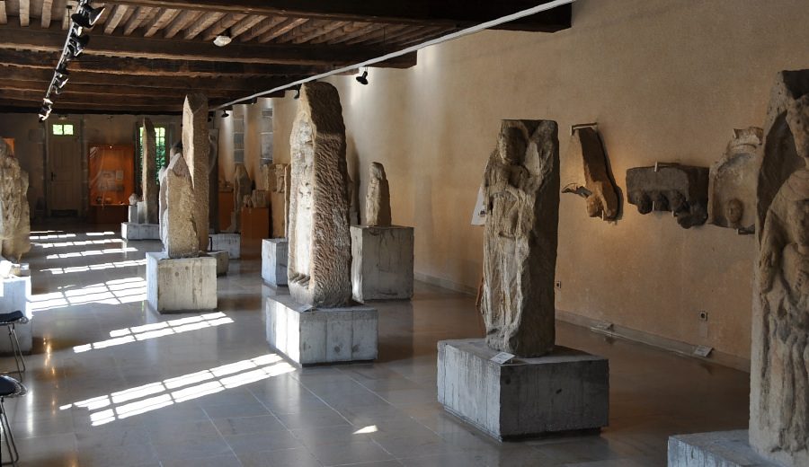 La grande salle d'archéologie du musée Georges–Garret