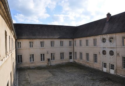 La cour intérieure du musée : c'est l'ancien jardin du couvent des moniales