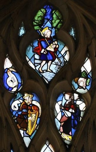 Baie 15 : Fragments de vitraux du XVI siècle restaurés dans le tympan