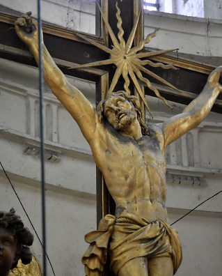 Le Christ en croix au-dessus du retable du chœur
