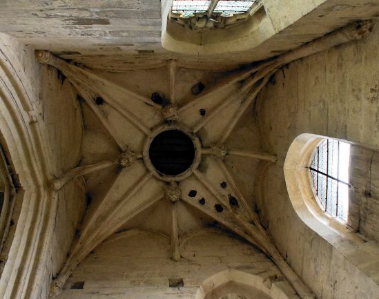 Voûte en étoile du clocher dans le bras sud du transept