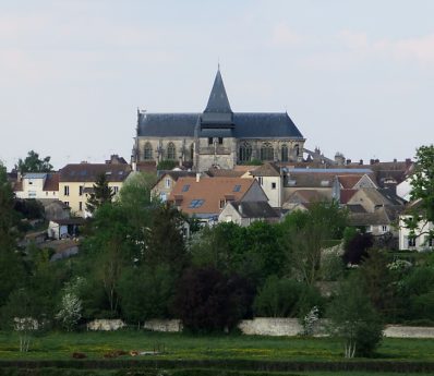 L'église Saint-Jacques vue depuis la campagne au sud de la ville