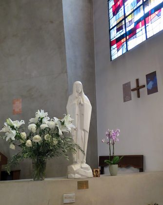 Statue de la Vierge à droite du chœur