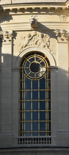 Fenêtre basse surmontée de sa paire d'angelots portant une tiare (Jean–Melchior Raon, 1707–1708)