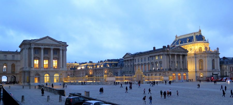 Le château de Versailles depuis la place d'Armes au crépuscule
