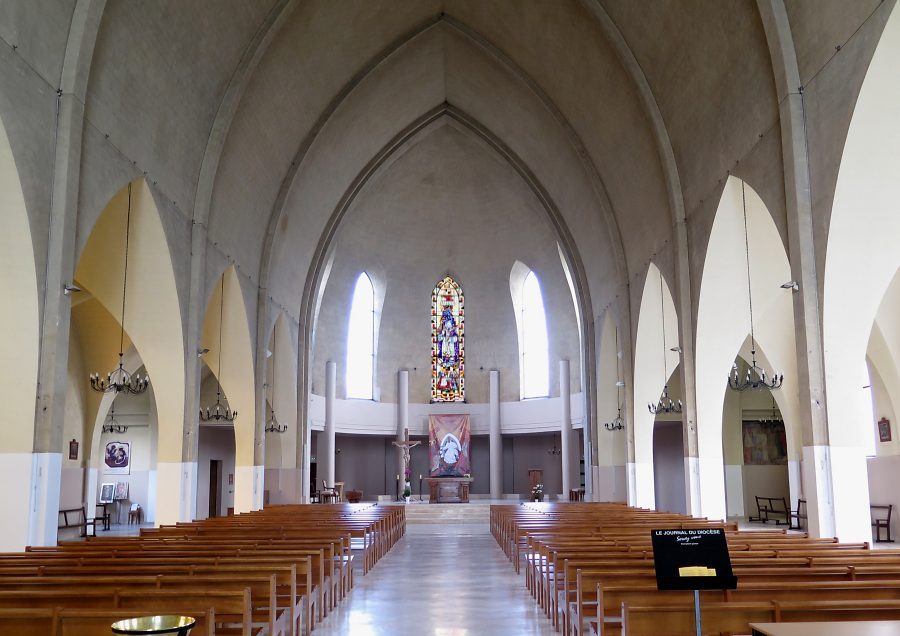 Vue d'ensemble de l'église Saint–François–de–Sales depuis l'entrée