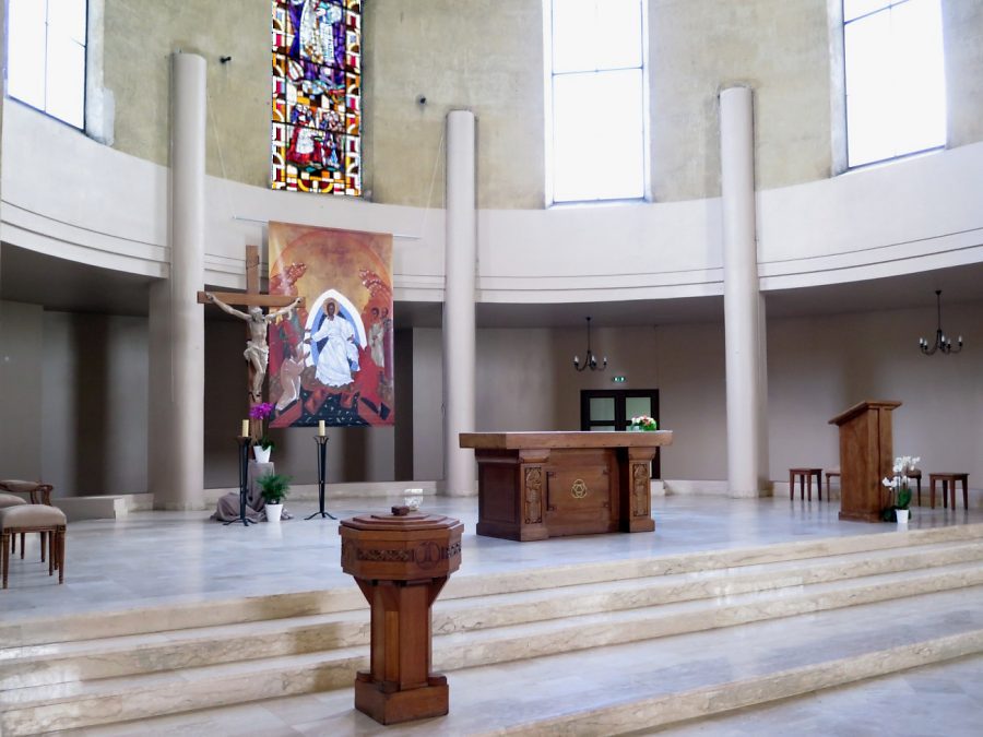 Le chœur très dépouillé de l'église Saint-François-de-Sales