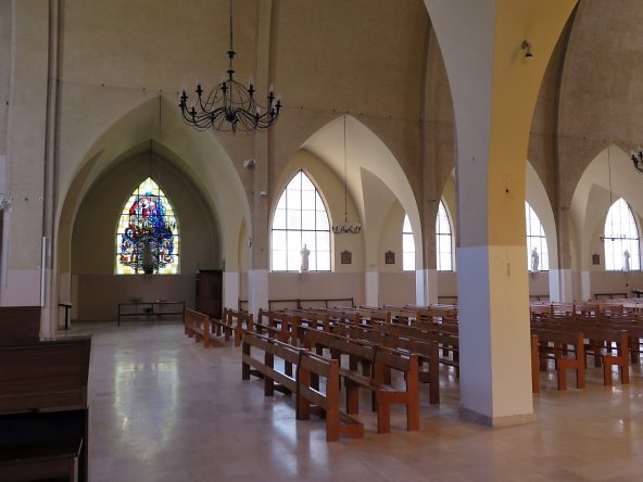 La nef vue devant le chœur avec le vitrail de La Mort de Joseph