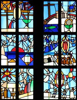 Vitrail des scènes du Nouveau Testament dans la chapelle Sainte-Jeanne-de-Chantal