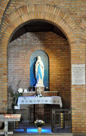 La chapelle absidiale gauche est consacrée à la Vierge
