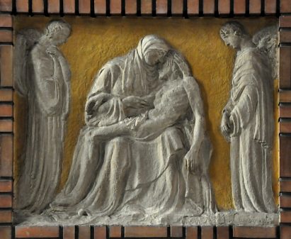Bas–relief dans le bras droit du transept : Piéta du sculpteur M. Cousinet