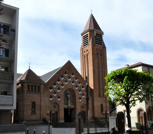 L'église Saint-Joseph vue depuis l'avenue Jean-Jaurès