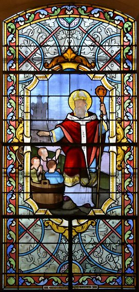 Vitrail : saint Nicolas sauve trois enfants (atelier Haussaire, Reims, autour de 1900)