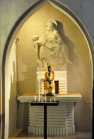 Autel de la Vierge dans l'absidiole gauche