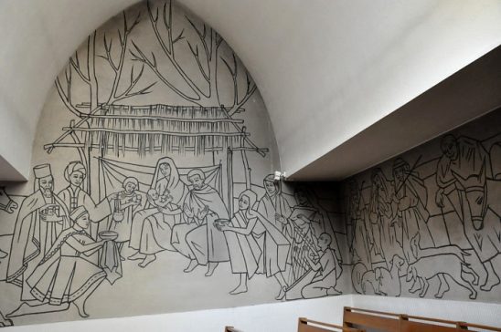 Le dessin mural de la chapelle du Saint Sacrement. On reconnaît  une Nativité avec les bergers et les mages