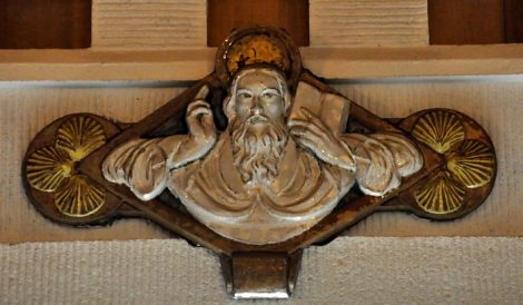 Sculpture de saint Jacques sur le devant de l'orgue de tribune