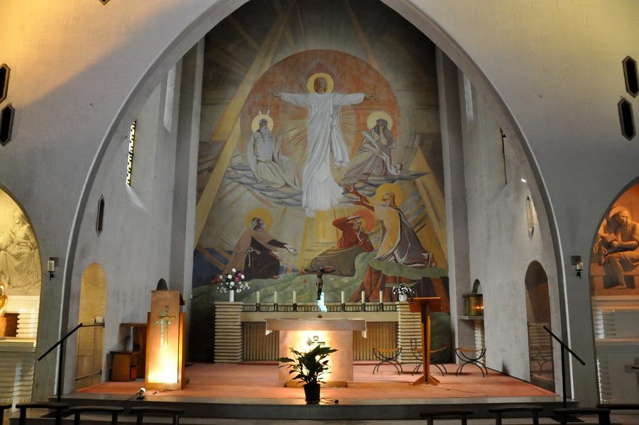 Le chœur de l'église Saint-Jacques et sa grande peinture murale  de la Transfiguration