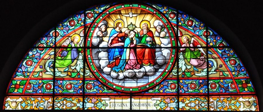 Vitrail dans la chapelle de la Vierge : «Le Couronnement de la Vierge»
