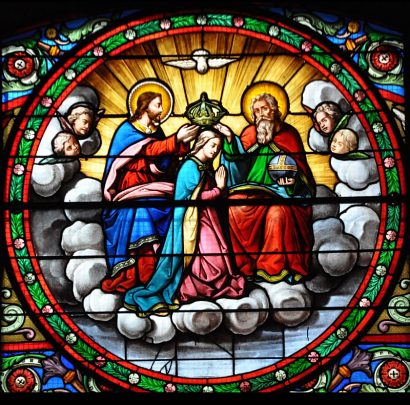 «Le Couronnement de la Vierge», médaillon central du vitrail
