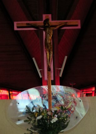 Le Christ en croix du chœur